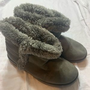 Makalu Yadra size 8 women’s gray grey boots fur